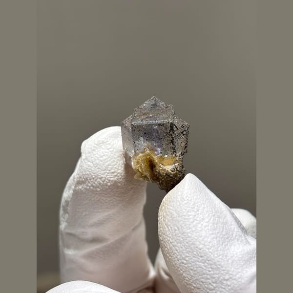 Grey-violet fluorite cube with golden mica from Yaogangxian — detail view
