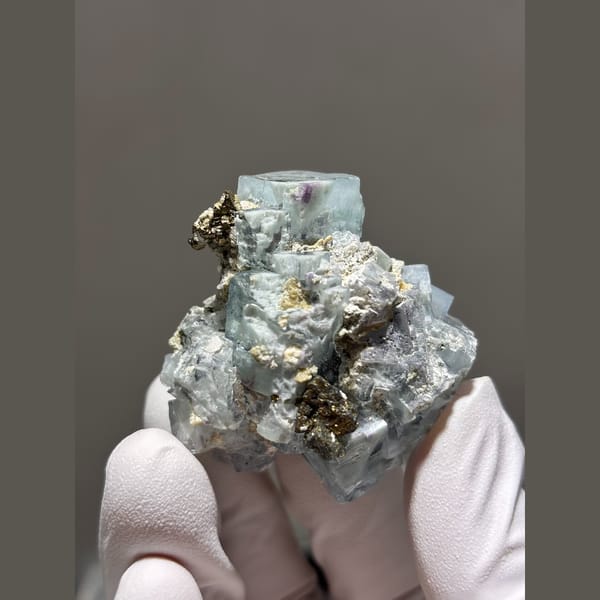 Pale blue porcelain-lustre fluorite cubes with mica from Yaogangxian — complete view