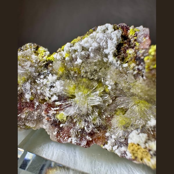 Colorful Creedite with Yellow-Green 5.7 cm — detail view