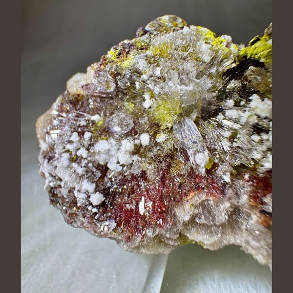 Colorful Creedite with Yellow-Green 5.7 cm — detail view