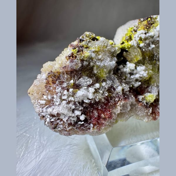 Colorful Creedite with Yellow-Green 5.7 cm — detail view