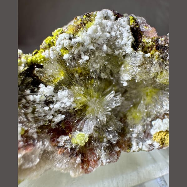 Colorful Creedite with Yellow-Green 5.7 cm — detail view