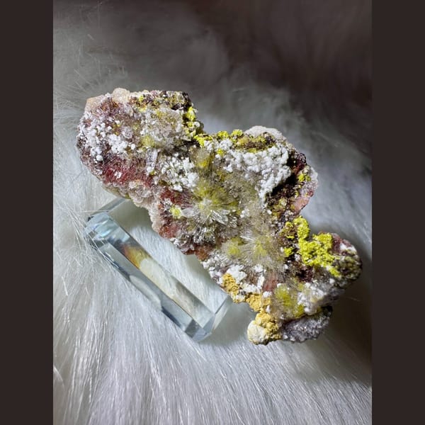 Colorful Creedite with Yellow-Green 5.7 cm — detail view