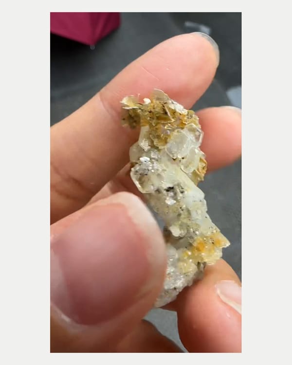 Complete clean left side view of aquamarine crystal cluster