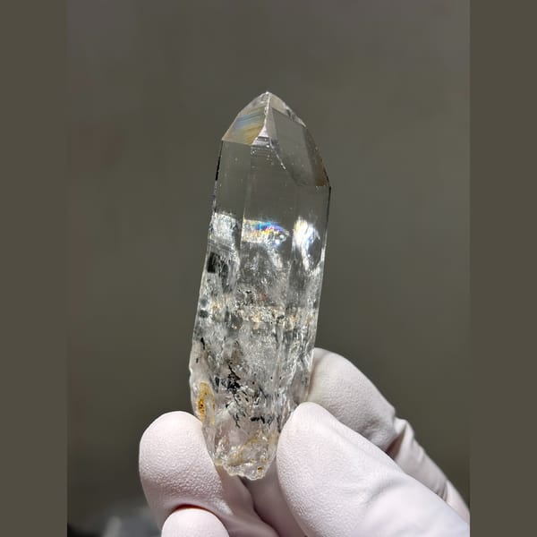 Clear enhydro quartz point with fluid inclusions from Jinkouhe — complete view
