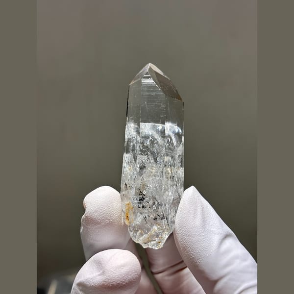Clear enhydro quartz point with fluid inclusions from Jinkouhe — alternate view
