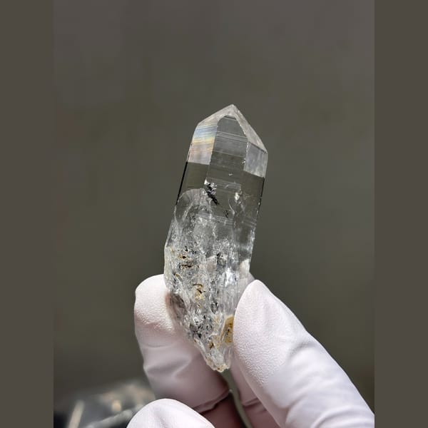 Clear enhydro quartz point with fluid inclusions from Jinkouhe — detail view