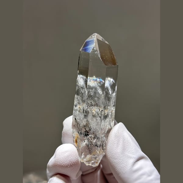 Clear enhydro quartz point with fluid inclusions from Jinkouhe — detail view