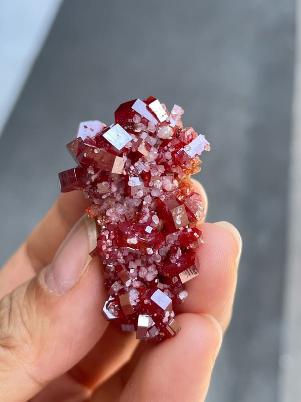 Complete narrow oblique face of the same vanadinite specimen in lighter illumination