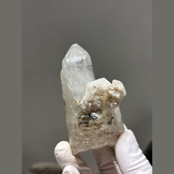 Quartz crystals with white feldspar and mica from Xuebaoding — alternate view