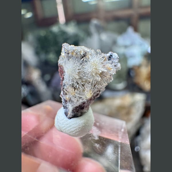 Tiny Creedite on Matrix 1.0 cm — complete view