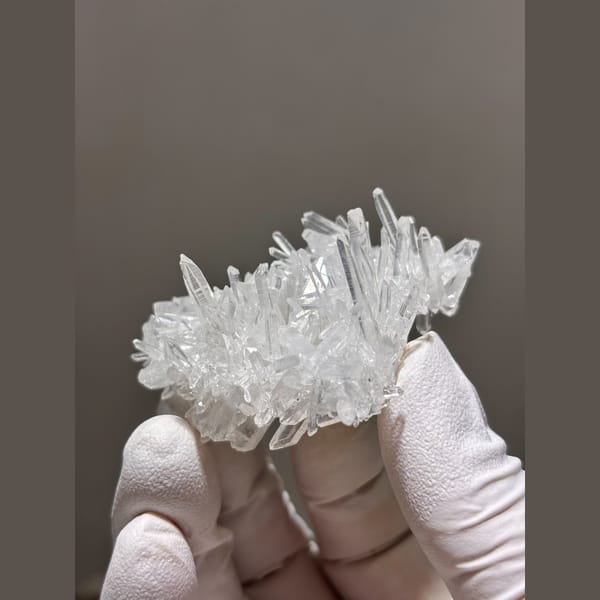 Bright cluster of slender clear quartz points from Jinkouhe — alternate view