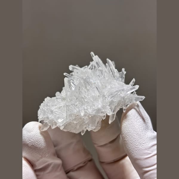 Bright cluster of slender clear quartz points from Jinkouhe — alternate view