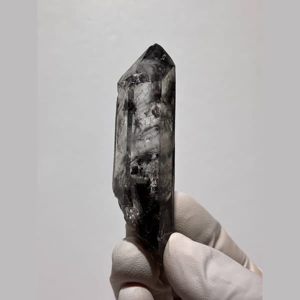 Long smoky double-terminated quartz crystal from Jinkouhe, Sichuan — complete view