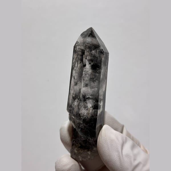 Long smoky double-terminated quartz crystal from Jinkouhe, Sichuan — alternate view