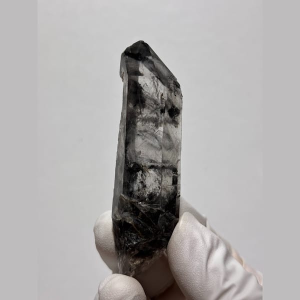 Long smoky double-terminated quartz crystal from Jinkouhe, Sichuan — alternate view