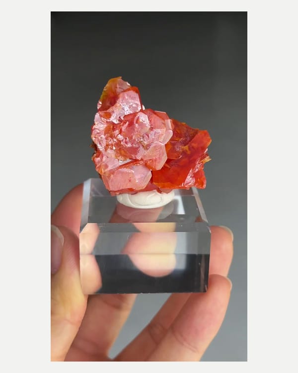 Complete front view of the exact wulfenite specimen