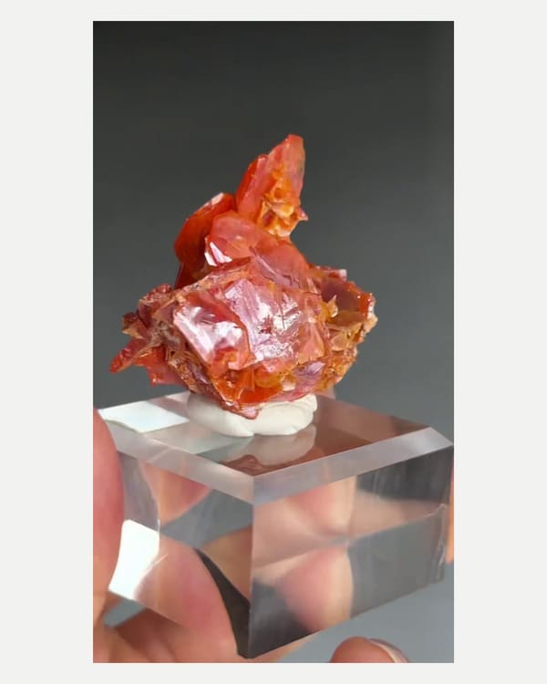 Complete side view of the exact wulfenite specimen