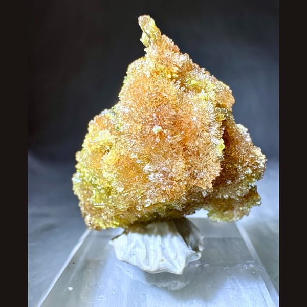 Yellow-Green Creedite Flower Cluster 4.5 cm — detail view