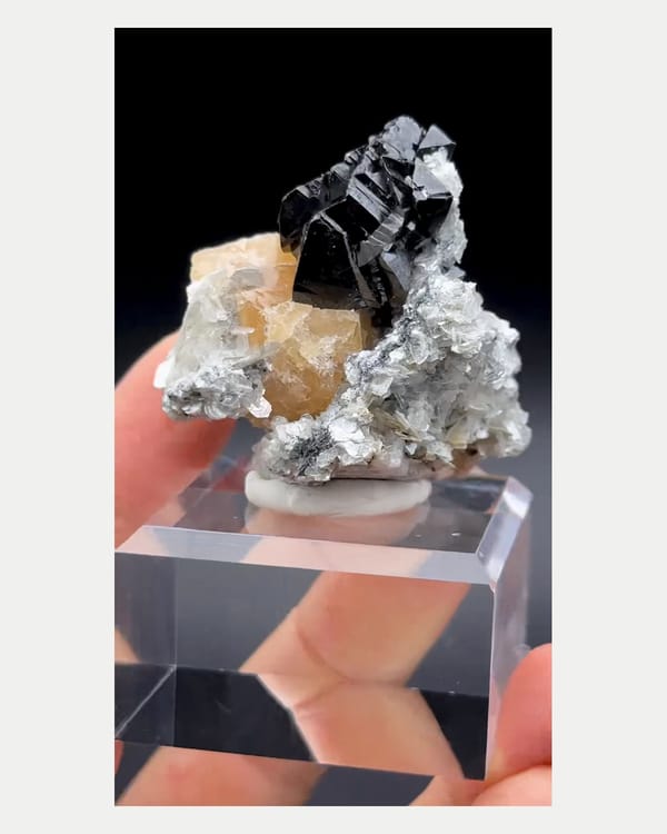 Complete left oblique view of scheelite with cassiterite and mica