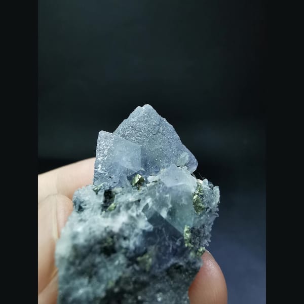 Octahedral fluorite with marmatite and chalcopyrite — complete view