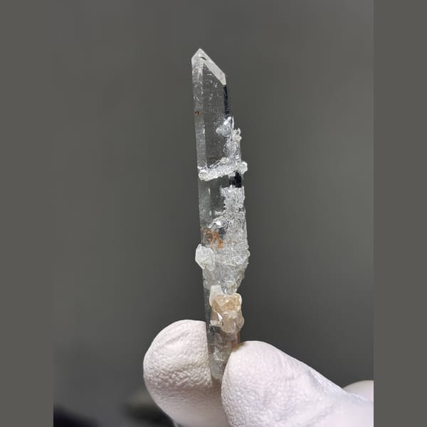 Slender clear double-terminated quartz with scheelite and mica from Xuebaoding — alternate view