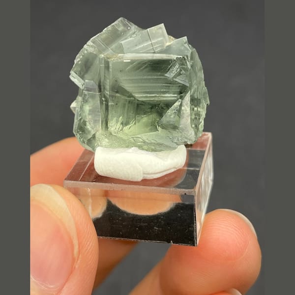 Scenic fluorite from Xianghualing — complete view