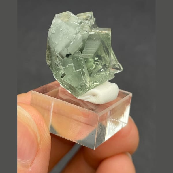 Scenic fluorite from Xianghualing — alternate view