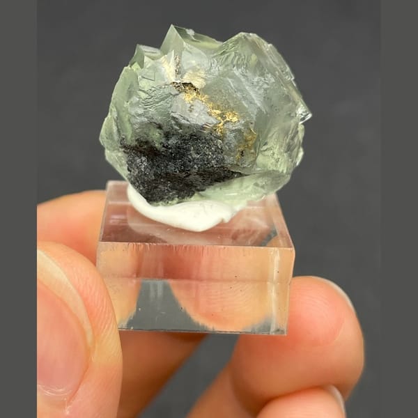 Scenic fluorite from Xianghualing — alternate view
