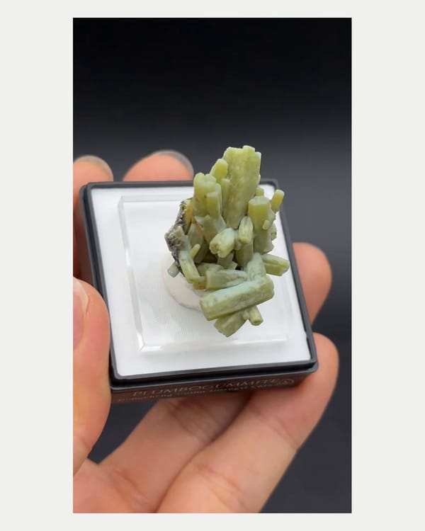Complete reverse view of pale green plumbogummite crystal cluster