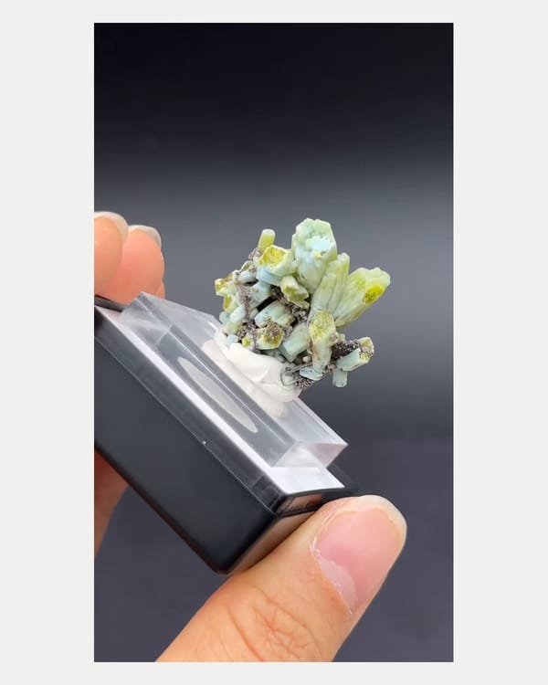 Complete right oblique view of pale green plumbogummite crystal cluster