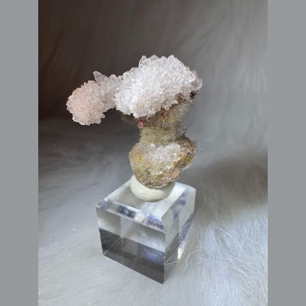 White Creedite with Pink Tint 3.0 cm — detail view