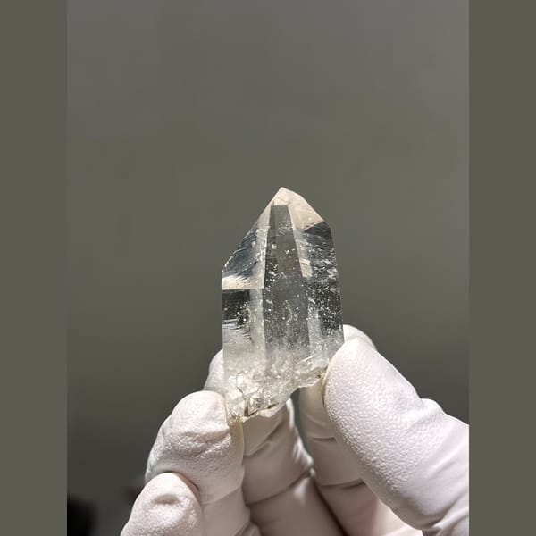 Clear quartz crystal with a self-healed tip from Xuebaoding, Sichuan — complete view