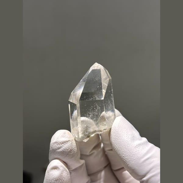 Clear quartz crystal with a self-healed tip from Xuebaoding, Sichuan — alternate view
