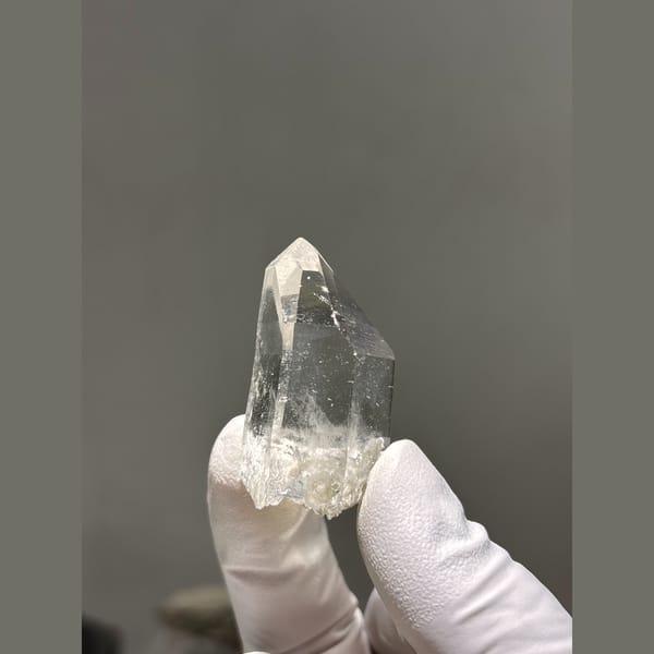 Clear quartz crystal with a self-healed tip from Xuebaoding, Sichuan — detail view