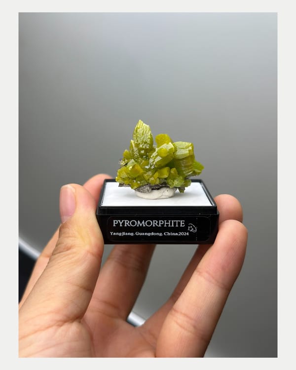Complete side view showing radiating green pyromorphite crystals