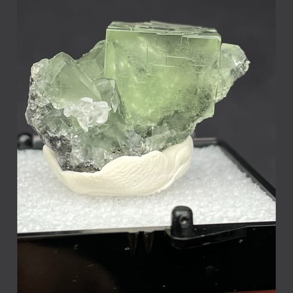 Fluorite from Xianghualing — complete view