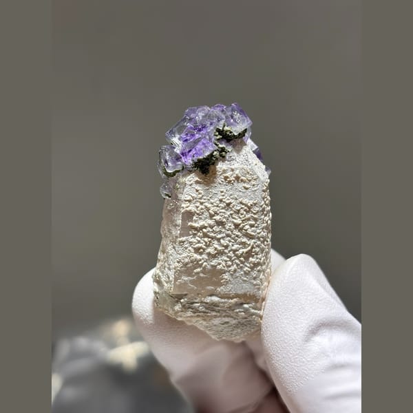 Quartz crystal crowned with purple fluorite from Yaogangxian — complete view