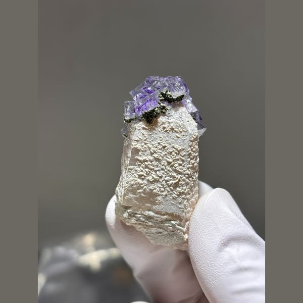 Quartz crystal crowned with purple fluorite from Yaogangxian — detail view