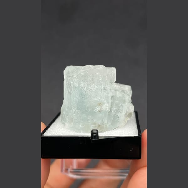 Pale blue columnar aquamarine crystal from Xuebaoding — alternate view