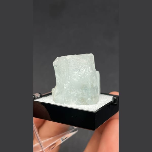 Pale blue columnar aquamarine crystal from Xuebaoding — alternate view