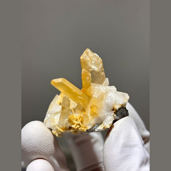 Golden-tinted quartz spray with mica from Xuebaoding — alternate view