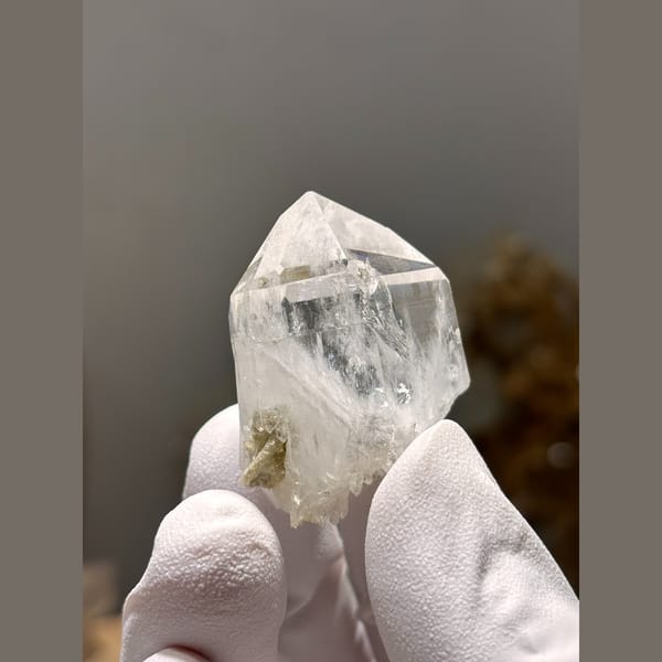 Clear glassy quartz point from Xuebaoding — alternate view