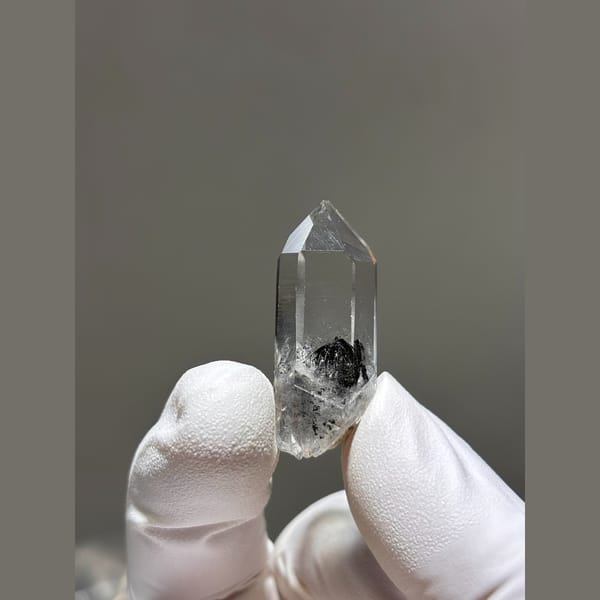 Clear quartz point with dark inclusions from Jinkouhe — alternate view