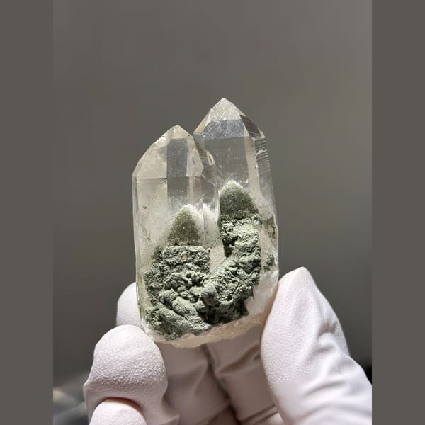 Two joined quartz points with green chlorite from Yaogangxian — complete view