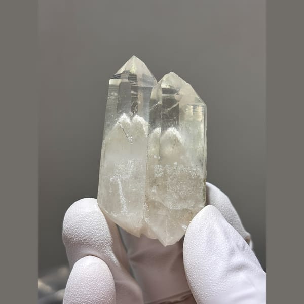 Two joined quartz points with green chlorite from Yaogangxian — alternate view