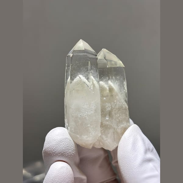 Two joined quartz points with green chlorite from Yaogangxian — alternate view