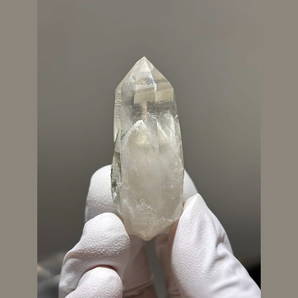 Two joined quartz points with green chlorite from Yaogangxian — detail view