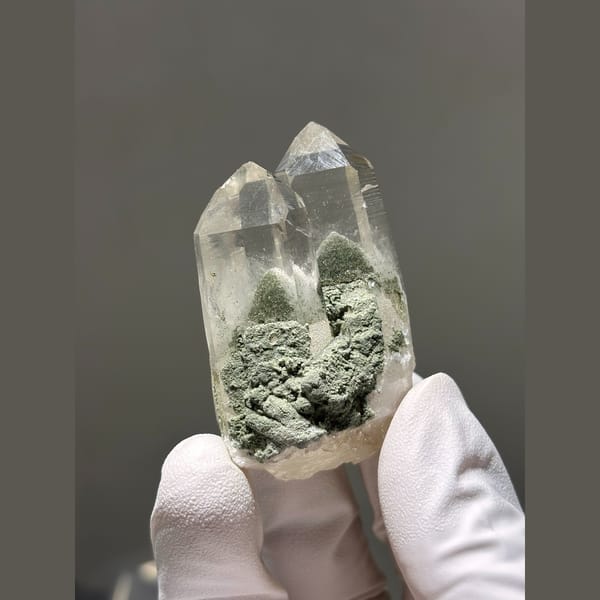 Two joined quartz points with green chlorite from Yaogangxian — detail view