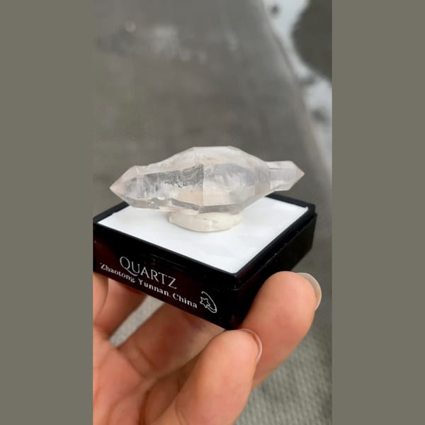 Quartz from Zhaotong — complete view